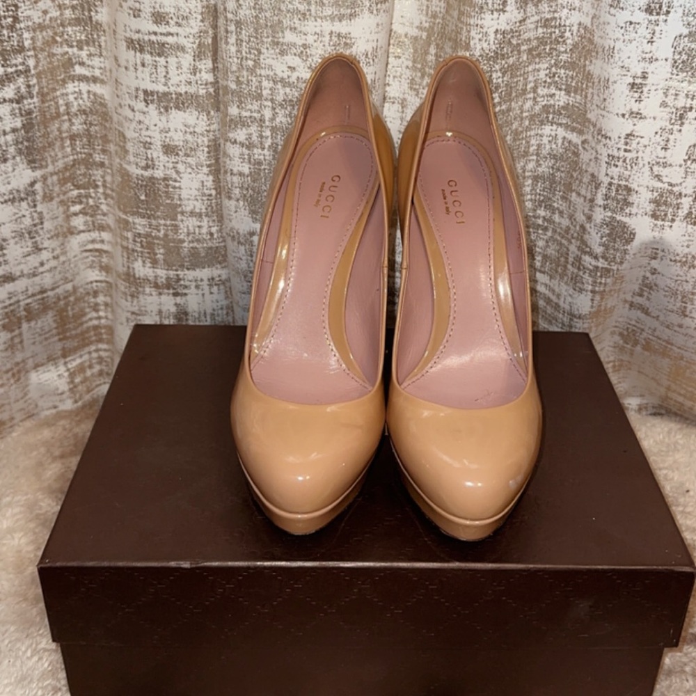 Gucci Vernice Crystal DK Cipria Patent Leather Platform Pumps - Nude
